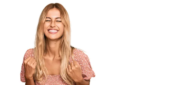 Schöne Blonde Junge Frau Trägt Sommertop Aufgeregt Für Den Erfolg — Stockfoto