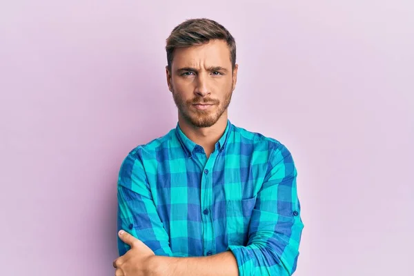 Hombre Caucásico Guapo Usando Ropa Casual Escéptico Nervioso Desaprobando Expresión —  Fotos de Stock