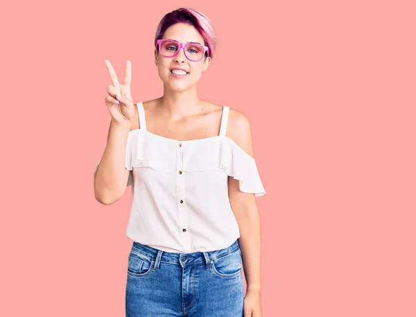 Joven Hermosa Mujer Con Pelo Rosa Con Ropa Casual Gafas —  Fotos de Stock