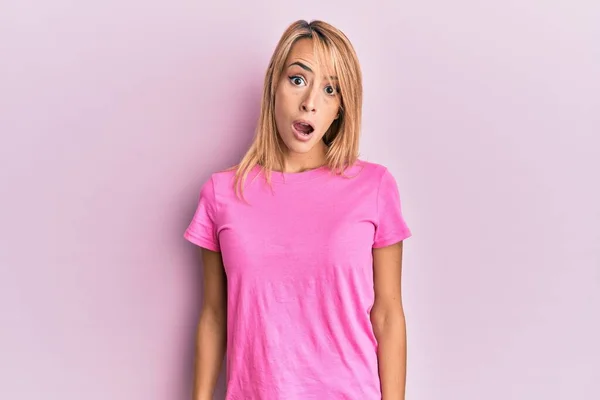 Hermosa Mujer Rubia Vistiendo Camiseta Rosa Casual Cara Choque Con — Foto de Stock