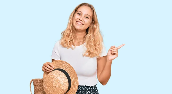 Jovem Loira Segurando Chapéu Verão Bolsa Vime Sorrindo Feliz Apontando — Fotografia de Stock