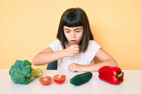 野菜とテーブルの上に座っているバンバンと若い女の子は具合が悪く 風邪や気管支炎の症状として咳をします ヘルスケアの概念 — ストック写真