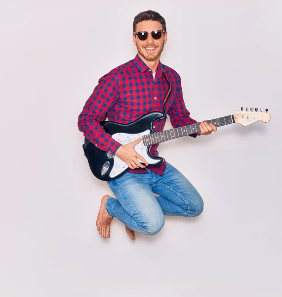 Młody Przystojny Latynoski Artysta Okularach Słonecznych Uśmiechnięty Szczęśliwy Grając Gitarze — Zdjęcie stockowe