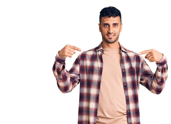 Jonge Spaanse Man Met Casual Kleding Die Zelfverzekerd Uitziet Met — Stockfoto