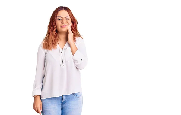 Ung Latinamerikansk Kvinna Bär Casual Kläder Röra Munnen Med Handen — Stockfoto