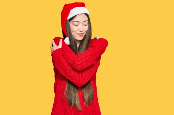 Jovem Chinesa Vestindo Chapéu Natal Abraçando Feliz Positivo Sorrindo Confiante — Fotografia de Stock