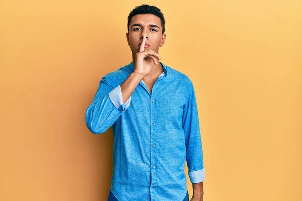Jonge Arabier Man Draagt Casual Kleding Vraagt Stil Zijn Met — Stockfoto