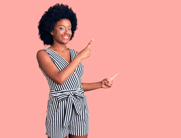 Jonge Afrikaanse Amerikaanse Vrouw Dragen Casual Kleding Glimlachen Kijken Naar — Stockfoto