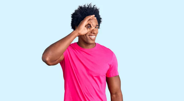 Hombre Afroamericano Guapo Con Pelo Afro Usando Camiseta Rosa Casual —  Fotos de Stock