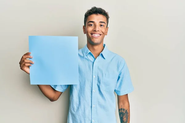 Ung Vacker Afrikansk Amerikansk Man Håller Blått Tomt Fana Ser — Stockfoto