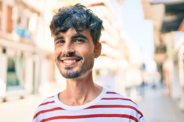 Jovem Hispânico Homem Sorrindo Feliz Andando Rua Cidade — Fotografia de Stock