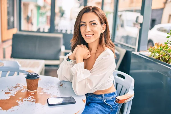 Joven Mujer Hispana Sonriendo Feliz Sentada Terraza Cafetería —  Fotos de Stock