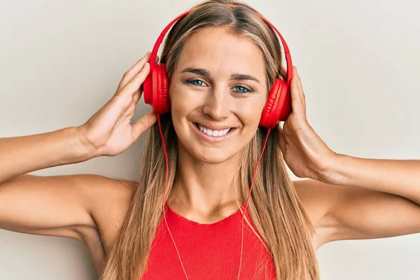 Junge Blonde Frau Die Musik Über Kopfhörer Hört Lächelt Mit — Stockfoto