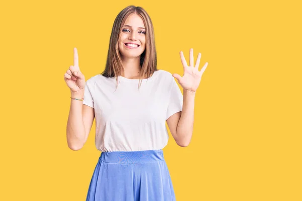 Jovem Mulher Loira Bonita Vestindo Estilo Verão Mostrando Apontando Para — Fotografia de Stock