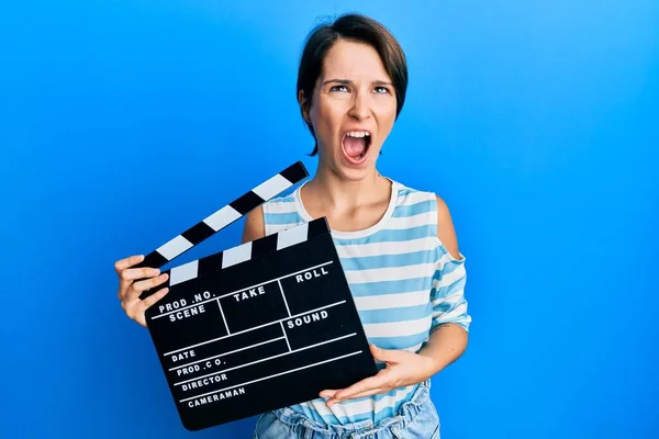 Jovem Morena Com Cabelo Curto Segurando Vídeo Filme Clapboard Irritado — Fotografia de Stock