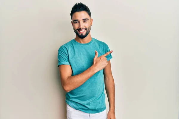 Jovem Com Barba Vestindo Roupas Casuais Sorrindo Alegre Apontando Com — Fotografia de Stock