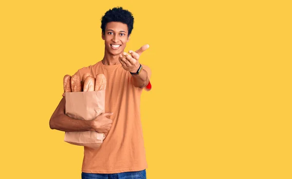 Jeune Homme Afro Américain Tenant Sac Papier Avec Pain Souriant — Photo