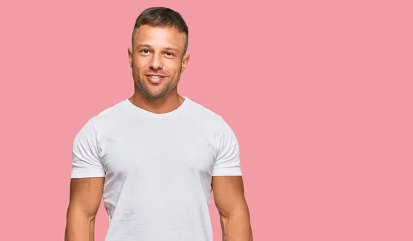 Knappe Spierman Met Casual Witte Tshirt Met Een Vrolijke Coole — Stockfoto