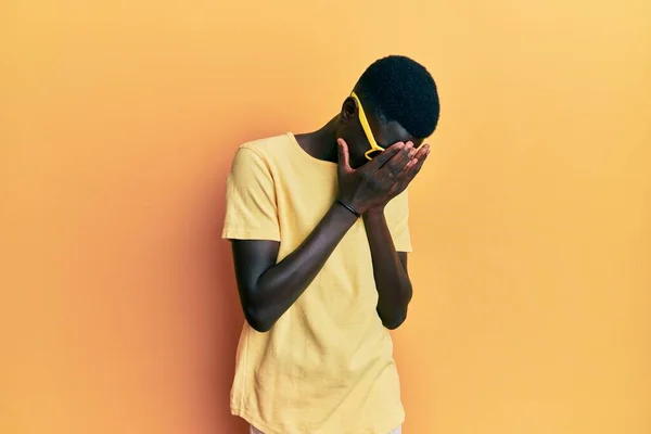Giovane Uomo Afroamericano Indossa Abiti Casual Occhiali Con Espressione Triste — Foto Stock