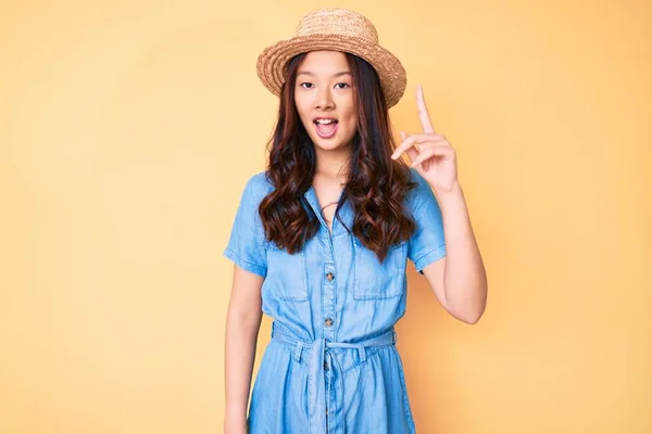 Junge Schöne Chinesische Mädchen Mit Sommermütze Zeigt Mit Erhobenem Zeigefinger — Stockfoto