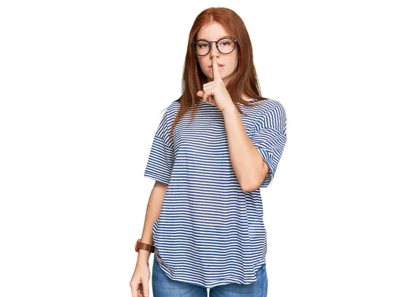 Jonge Leeshoofd Vrouw Draagt Casual Kleding Een Bril Vragen Stil — Stockfoto