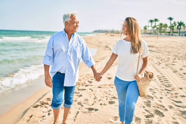 Medelåldern Hispanic Par Ler Glad Promenader Stranden — Stockfoto