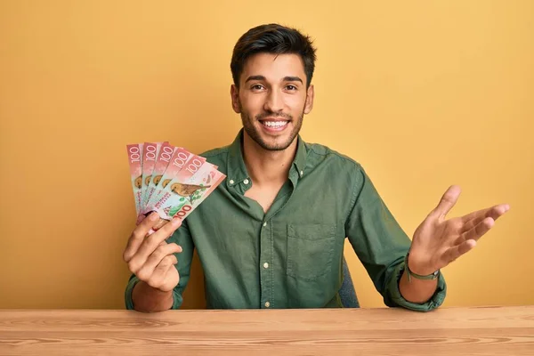 Joven Hombre Guapo Sosteniendo 100 Nuevos Billetes Zealand Dólares Celebrando — Foto de Stock