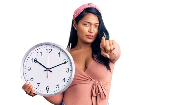Mujer Hispana Con Pelo Largo Sosteniendo Gran Reloj Apuntando Con —  Fotos de Stock