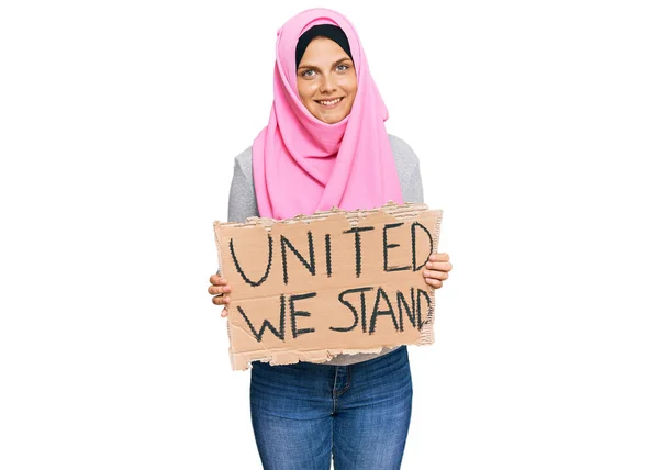 Junge Kaukasische Frau Vereint Halten Wir Banner Stehen Positiv Und — Stockfoto