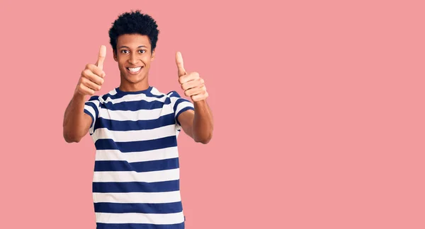 Joven Afroamericano Vestido Con Ropa Casual Aprobando Hacer Gesto Positivo —  Fotos de Stock