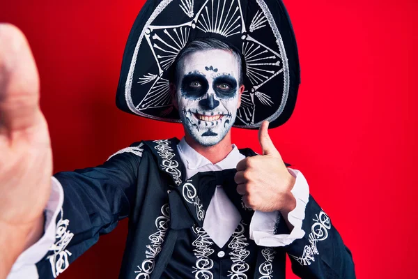 멕시코에서 복장을 남자가 웃으며 긍정적으로 웃으며 셀카를 만들고 엄지는 훌륭하고 — 스톡 사진