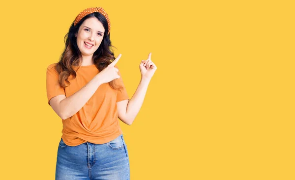 Linda Jovem Morena Vestindo Roupas Casuais Sorrindo Olhando Para Câmera — Fotografia de Stock