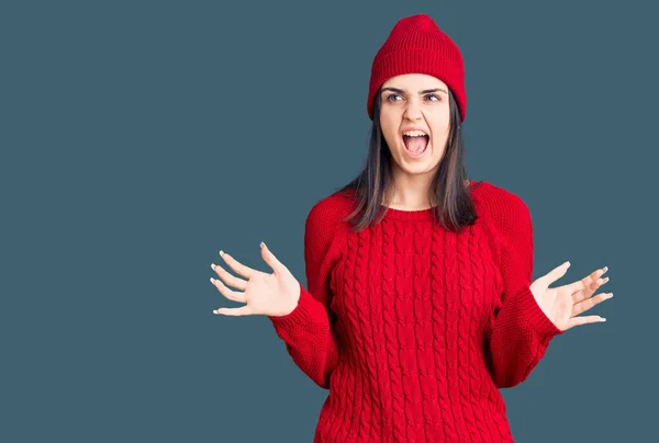 스웨터 모자를 아리따운 소녀는 공격적 표현과 치켜들고 소리를 지르며 소리를 — 스톡 사진