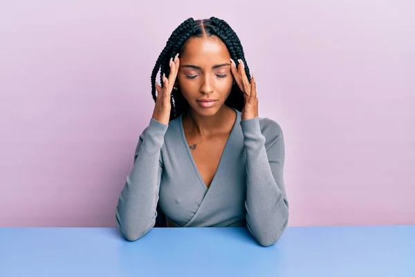 Vacker Latinamerikansk Kvinna Klädd Avslappnade Kläder Sittande Bordet Med Hand — Stockfoto