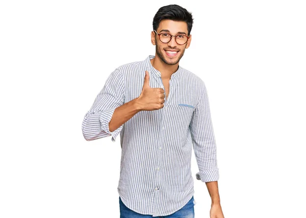 Mladý Pohledný Muž Neformálním Oblečení Brýlích Dělá Šťastné Gesto Rukou — Stock fotografie
