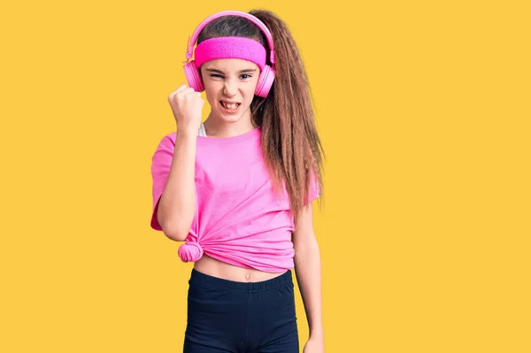 Menina Bonito Hispânico Criança Vestindo Roupas Ginástica Usando Fones Ouvido — Fotografia de Stock