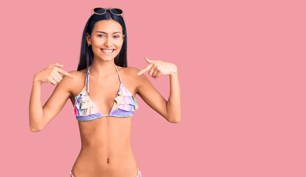 Bikini Güneş Gözlüğü Takan Kendine Güvenen Gülümseyen Kendini Gururlu Mutlu — Stok fotoğraf