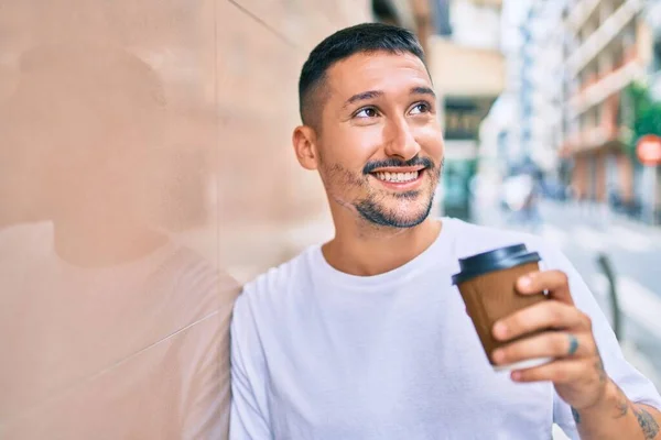 Ung Latinamerikan Dricker Bort Kaffe Lutande Väggen Gatan Staden — Stockfoto