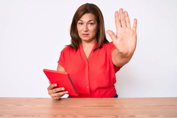 Mujer Hispana Morena Mediana Edad Usando Touchpad Sentado Mesa Con — Foto de Stock