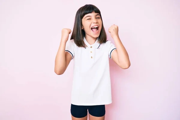 Niña Joven Con Flequillo Usando Ropa Deportiva Gritando Orgullosa Celebrando —  Fotos de Stock