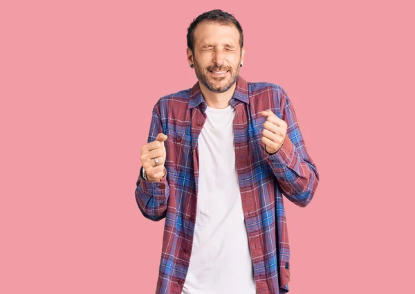 Joven Hombre Guapo Vistiendo Ropa Casual Emocionado Por Éxito Con —  Fotos de Stock