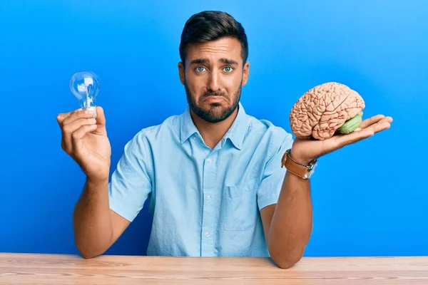 Bonito Homem Hispânico Segurando Lâmpada Cérebro Para Inspiração Ideia Deprimido — Fotografia de Stock