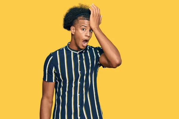 Afrikansk Amerikansk Man Med Afro Hår Bär Casual Kläder Förvånad — Stockfoto