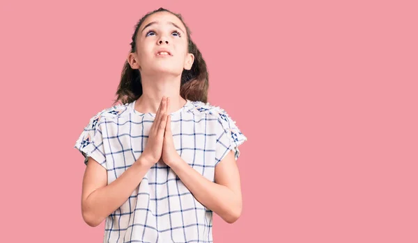 구걸하고 손으로 기도하는 점잖은 매독에 소녀는 감정적 스러운 표정을 — 스톡 사진