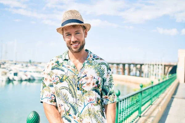 Snygg Kaukasisk Man Bär Sommarmössa Och Blommor Skjorta Ler Glad — Stockfoto