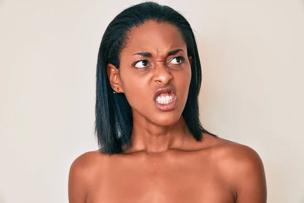 Jonge Afro Amerikaanse Vrouw Die Topless Staat Haar Huid Boos — Stockfoto