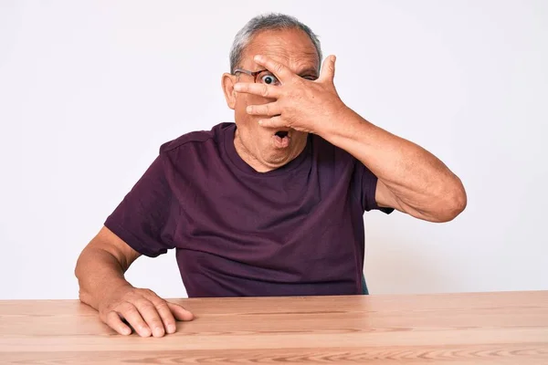 Gri Saçlı Sıradan Giyinmiş Gözlüklü Yaşlı Yakışıklı Adam Şok Olmuş — Stok fotoğraf