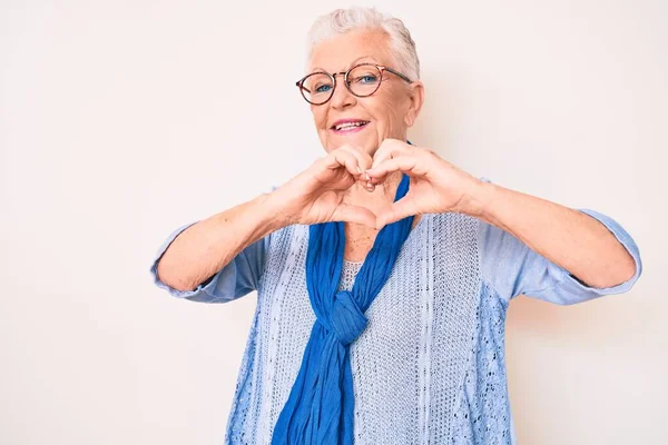 Senior Gyönyörű Kék Szemekkel Ősz Haj Visel Alkalmi Pulóver Sál — Stock Fotó