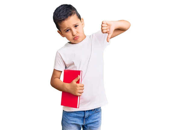 Klein Schattig Jongetje Leest Een Boek Met Boos Gezicht Negatief — Stockfoto