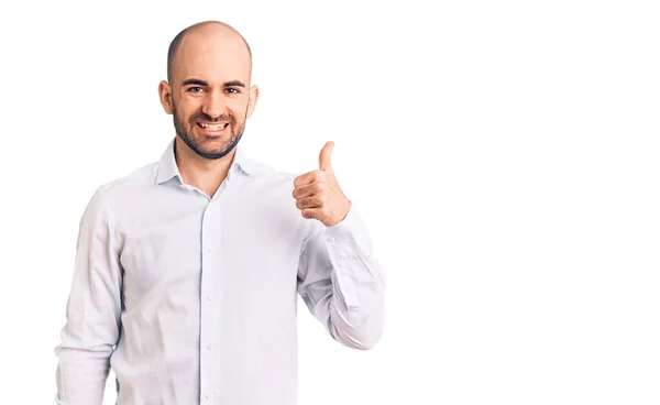 Joven Hombre Guapo Con Camisa Elegante Sonriendo Feliz Positivo Pulgar — Foto de Stock